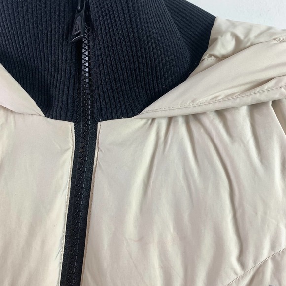 The North Face Women's White Puffer Jacket - Picture 10 of 13